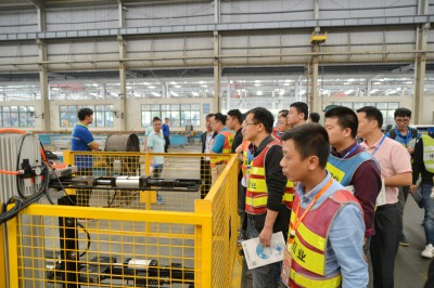 2017年11月5日，参会代表参观中亚铝业的生产车间。