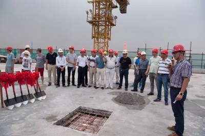 2016年6月6日，南海铝协大厦正式封顶，协会秘书长苏天杰向参加封顶仪式的各位企业负责人介绍铝协大厦的有关情况。