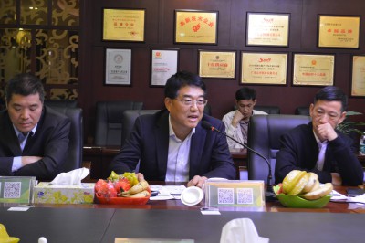 2017年2月7日，在高登铝业的新团团拜座谈活动上，广州千江企业集团有限公司董事长刘小锋与高登铝业高管交流了管理经验。