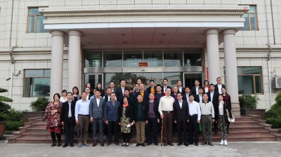 2018年2月27日，南海铝协与广东省铝加工委员会组织企业家到英辉铝业交流、座谈。图为大合照。
