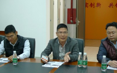 2017年2月7日，南海铝协的专家、会员企业代表走访广东国耀铝业有限公司，该公司董事长梁国坚先生在会上发言。