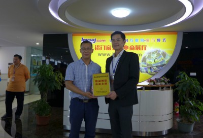 2017年6月3日，香港五金商业总会的企业家一行到访南海。香港五金商业总会理事长周锦威博士向南海铝材协会赠送了“精诚团结，商谊永固”牌子。