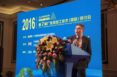 北京华通瑞驰材料科技有限公司赵纯总裁在大会上作专题技术报告。
