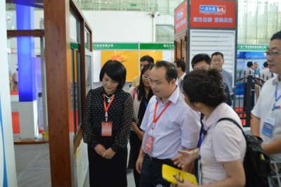 2014年9月1日，国家工信局领导在哈尔滨新材料展上，参观南海铝材企业展位