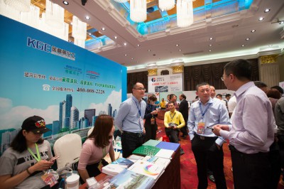 2017年11月，第八届广东铝加工技术（国际）研讨会的展览区域，展商与参会代表进行面对面交流。