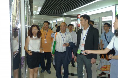 2017年6月3日，香港五金商业总会的企业家一行到访南海，并在南海铝门窗五金装饰协会常务副秘书长的带领下，参观了该协会的展览区。