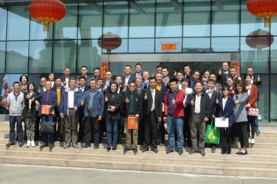 2018年2月27日，南海铝协联同广东省铝加工委员会组织企业家到伟业铝厂举行新春座谈会。图为全体与会代表合影。