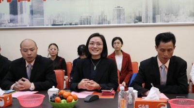 2018年2月27日，南海铝协联同省铝加工委员会共同举办新春团拜活动，伟业铝厂副总李伟萍女士致辞。