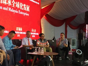 2018年7月27日在马来西亚"牵手乡贤 共创辉煌"商业论坛与企业对接会上，铝协苏天杰秘书长与马来西亚企业分享交流。